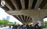 Người lao động Hà Nội vất vả mưu sinh trong nắng lửa đầu hè